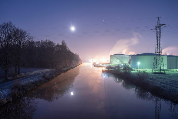 Blick auf einen Kanal bei Mondschein