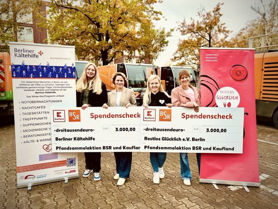 Vier Kolleginnen von Berliner Kältehilfe, BSR , Kaufland und restlos glücklich halten spendencheck über zwei Mal 3.000€ empor