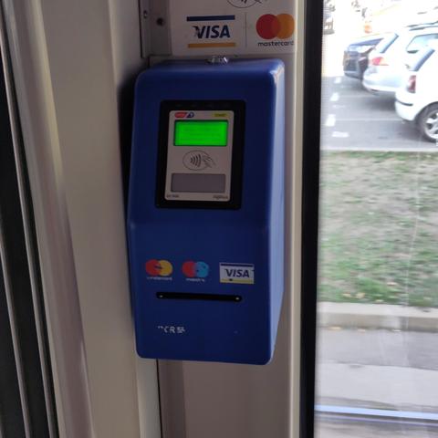Blauer Ticketautomat an der Wand