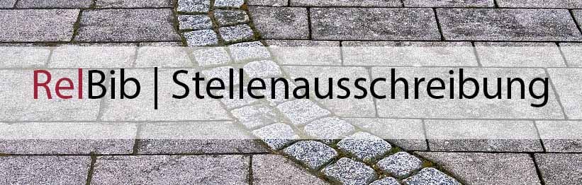Ausschnitt aus Portal von RelBib (relbib.de) im Hintergrund; im Vordergrund links RelBib-Logo, rechts Schriftzug "Stellenausschreibung".