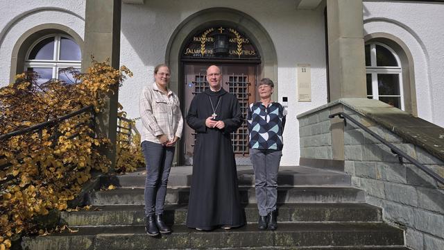 Vlnr: Sabrina Heer, Abt Cosmas, Susanne Hengsbach
