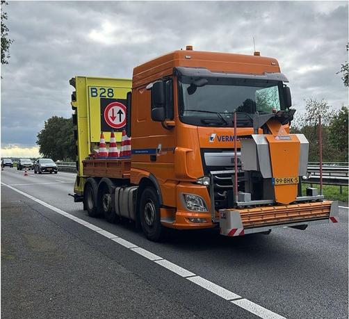 Een botsabsorber met pech op de A28 bij Strand Nulde.