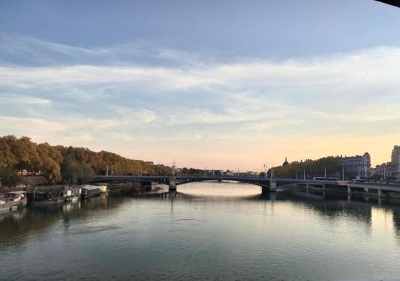 Le Rhône à Lyon sous un ciel d'automne
