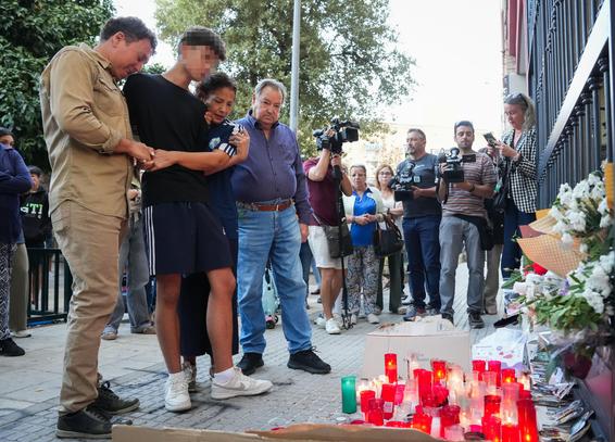 La familia de Sandra, la niña que se suicidó tras sufrir acoso escolar, este viernes frente al colegio en Sevilla.