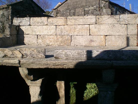 Na imaxe vese unha eira da cera elevada. É unha construcción con piares e grandes bloques de pedra que era usada para o branqueo da cera de abella