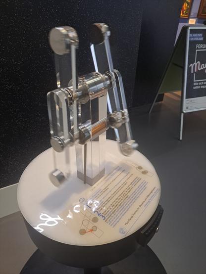 Mehr gliedriges Doppel Pendel aus Glas und Metall. Im mittleren Block ist ein Magnet, welche die Metalle an Pendeln anregt