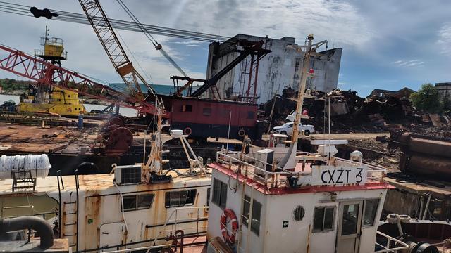 Foto de barco plataforma utilizado en el transporte y procesamiento de navíos encallados
