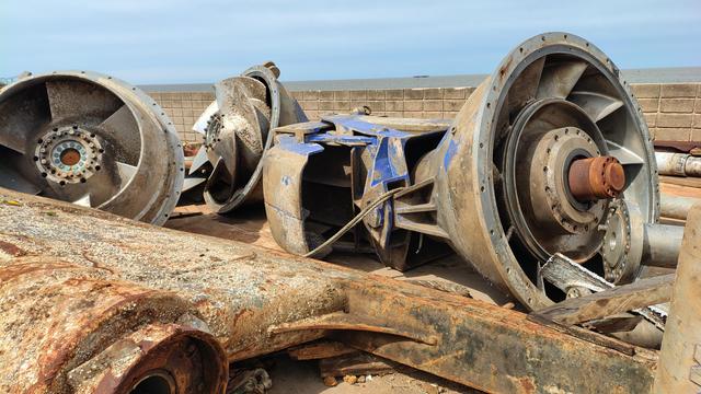 Foto de restos, no me queda claro si son turbinas o algún molinto de acero.