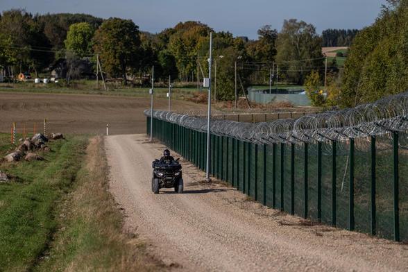 Un agente de la policía fronteriza estonia conduce un quad junto a una valla de alambre de púas que marca la frontera entre Estonia y Rusia. (Getty Images)