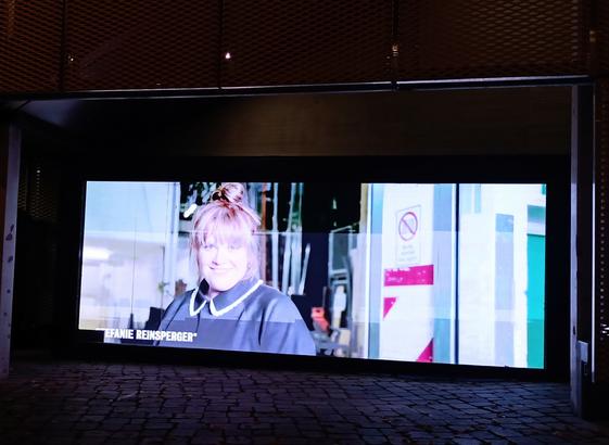 Auf der großen Videowand ein Foto von Stefanie Reinsperger