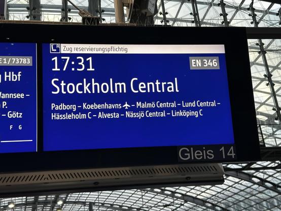 A train schedule display showing information for a train to Stockholm Central. It indicates the departure time of 17:31, the train number EN 346, and various stops including Padborg, Köbenhavns, and Lund Central.