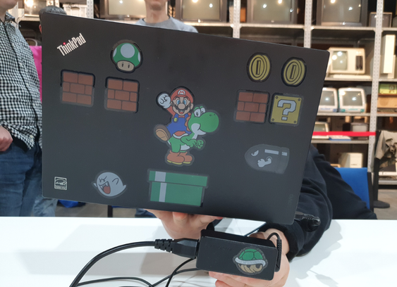 Laptop Bildschirm Rückseite mit Aufklebern, von Super Mario Bild Elementen sowie Yoshi