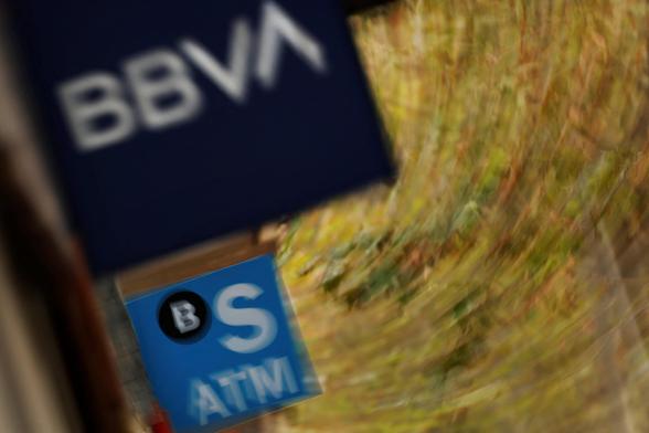El logo del BBVA y el del Banco Sabadell en la misma calle.