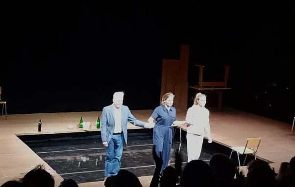Die beiden Schauspielerinnen und der Schauspieler verbeugen sich.