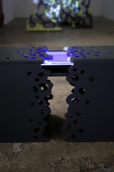 banc en bois avec un écran au centre