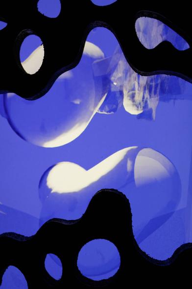 écran montrant une image 3D bleue sous une structure noire