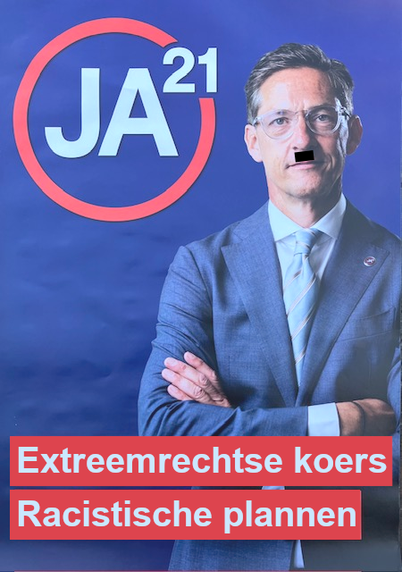 Blauwpaarse verkiezingsposter van JA21 met Joost Eerdmans in blauwpaars pak. Joost heeft een Hitlersnor en is trots op de volgende slogans:

Extreemrechtse koers. 
Racistische plannen.