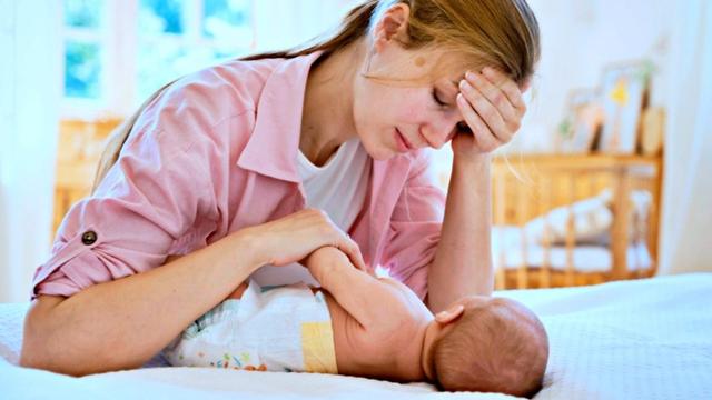 Cólicas em bebês: especialista ensina manobras eficazes que trazem alívio; algumas estratégias e exercícios podem ajudar a soltar os gases da cólica, trazendo noites mais tranquilas para os bebês e para os pais
