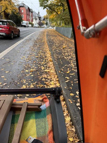 Rikscha auf sehr verdrecktem Radweg