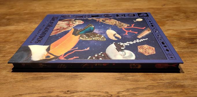 Microkosmos van Harry Tupan op een houten ondergrond