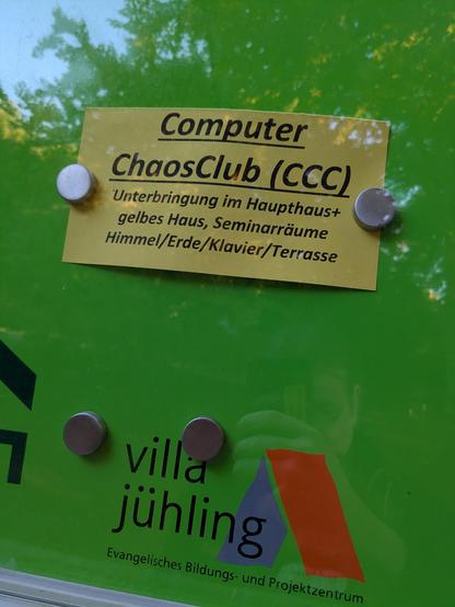 Ein schwarzes Brett der Villa Jühling, auf dem der "Computer ChaosClub (CCC)" willkommen geheißen wird.