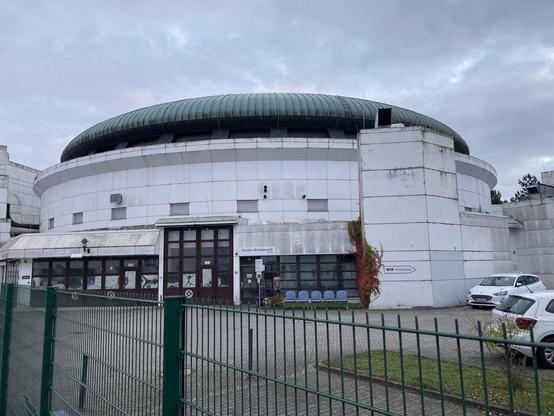 ein weisses rundes gebäude mit kupferdach