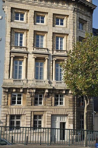 Immeuble (ancienne maison de l'Armateur, actuellement Musée de l'Armement naval) à #LeHavre (#SeineMaritime) Construction 4e quart XVIIIe siècle. Immeuble (ancienne maison de l'Armateur) : classement par arrêté...
Suite 👉 https://monumentum.fr/monument-historique/pa00100713/le-havre-immeuble-ancienne-maison-de-larmateur-actuellement-musee-de-larmement-naval
#Patrimoine #MonumentHistorique
Photo CC-BY-SA 4.0 : Philippe Alès