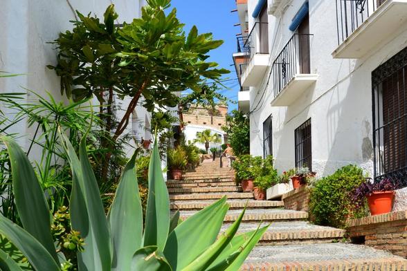 Un castillo árabe, casas encaladas y playas a sus pies. Además, su clima suave permite disfrutar del mar casi todo el año. (Getty images)