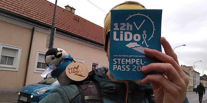 Archy sitzt noch immer auf der Schulter, jetzt aber mit Medaille um ihn gewickelt.