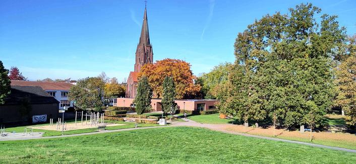 Blick auf Ortskern Olfen mit Kirche und Park - dazwischen Haus Katarina