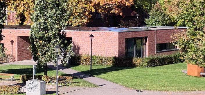 Flachdach mit PV-Anlage