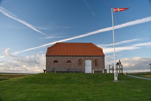 Traditionelles Backsteinhaus in Dänemark während des Sonnenuntergangs