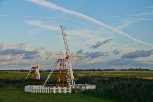 Eine alte Mühle in einen Feld in Dänemark