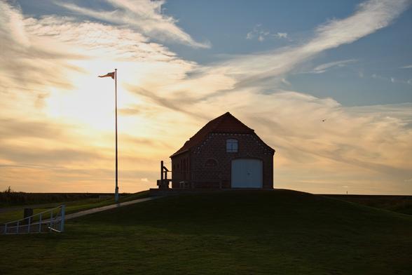 Traditionelles Backsteinhaus in Dänemark während des Sonnenuntergangs
