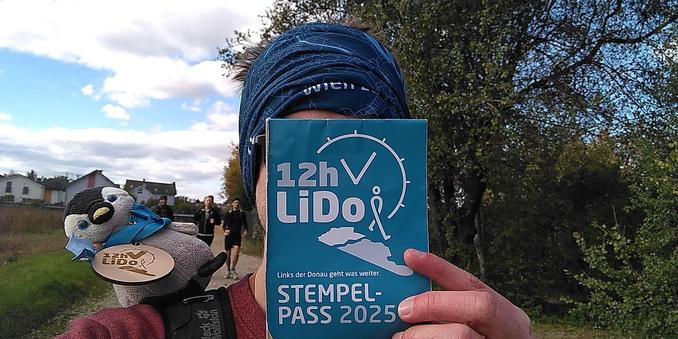 Archy auf derSchulter mit Medaille. Fabian mit blauem Tuch am Kopf