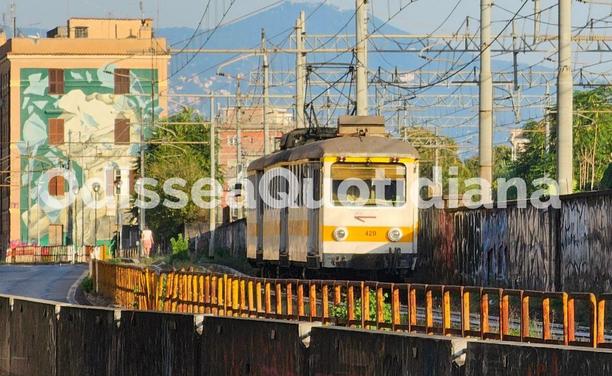 Il vecchi trenino giallo che lascerà il posto alla nuova tramvia Termini–Tor Vergata