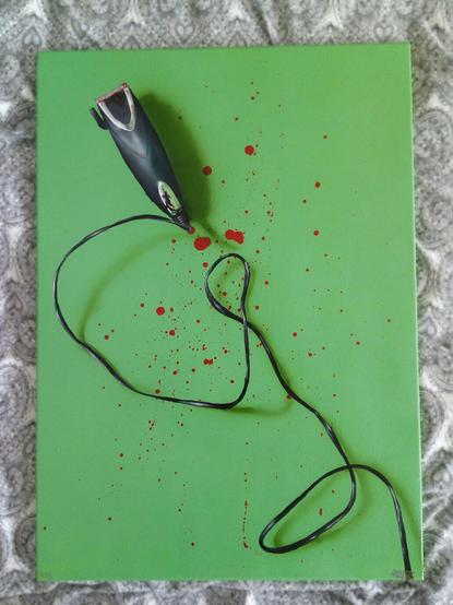 Schilderij van een tondeuse met bloedspetters tegen een groene achtergrond.