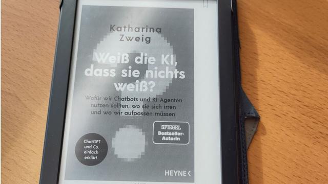 Ein Foto vom Titelbild von Weiß die KI, dass sie nichts weiß? auf dem tolino