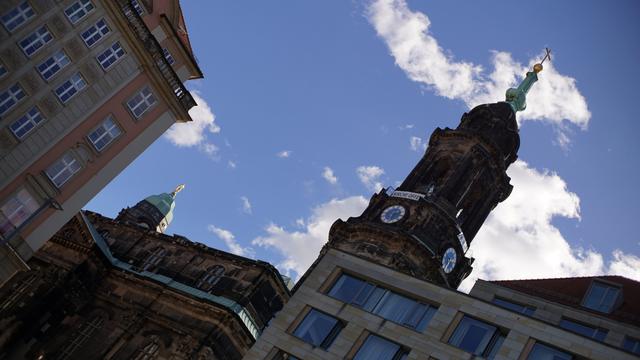 25mm-Bild, mehr Platz ringsum, andere Gebäude am Altmarkt auch noch sichtbar