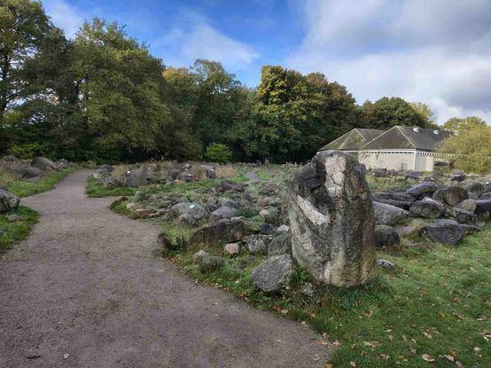 EN: The boulder garden at the dolmen center in the Dutch Village of Borger.
DE: Der Findlingsgarten beim Hรผnengrabzentrum im Ort Borger in der Provinz Drenthe.
NL: De keientuin bij het hunebedcentrum in het Drentse Borger.
