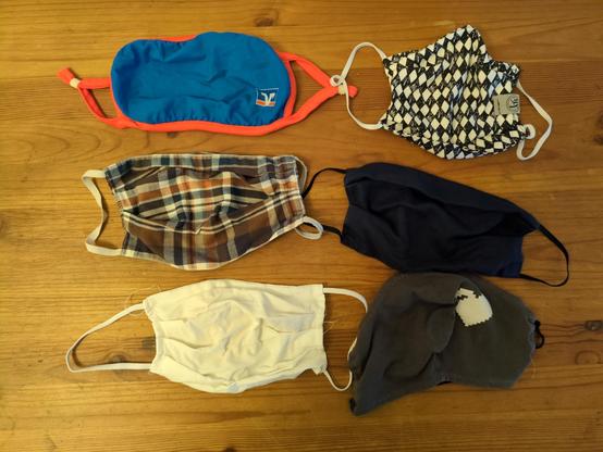 Eine Auswahl von Stoffmasken, wie man sie zu den ersten Phasen der Coronapandemie eingesetzt hat