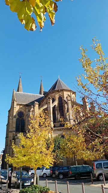 Le sacré cœur. Quelques arbres aux feuilles jaunes, devant