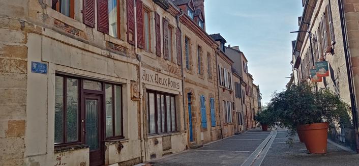 Le quartier des mariniers. Rue pavée 6 et vieux bâtiments. Sur l'un d'eux est inscrit Aux Deux Ponts