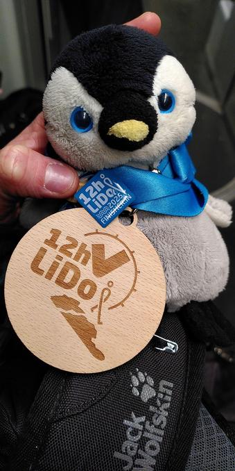 Archy mit LiDo-Holzmedaille und "12h LiDo 2025 Finisher:in" Pin