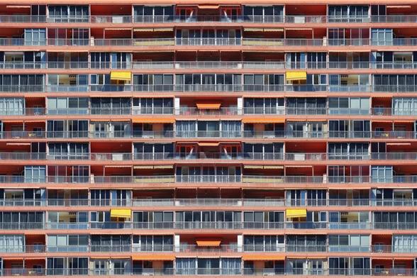 Balcones de casas en una ciudad. (Getty Images)