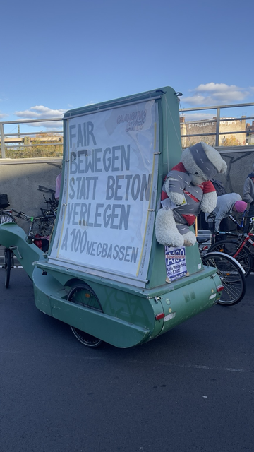 Demo Schild von Changing Cities