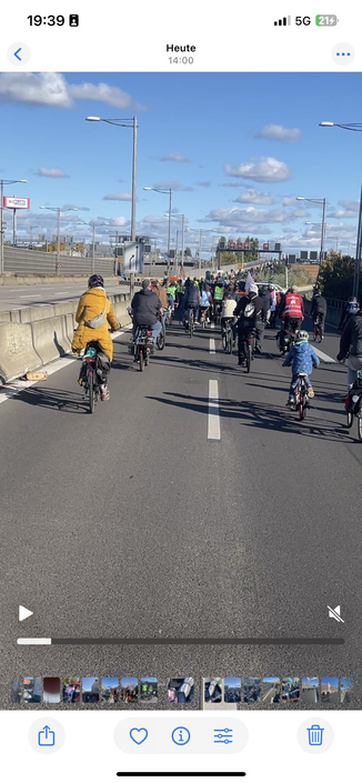 Fuß/,RadDemo auf dem Abschnitt 16 der A100