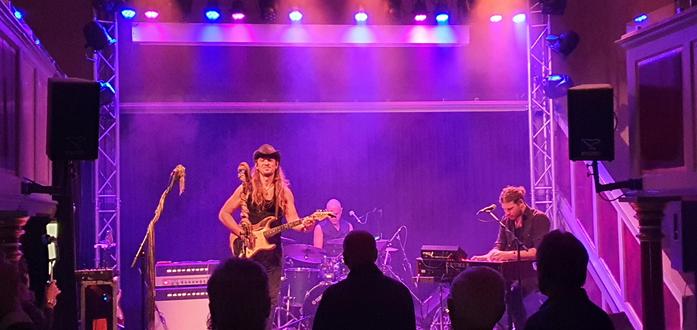 DasxFoto zeigt den Blues Gittarristen Ulrich Ellison und Band auf der Bühne im Kniki in Salzgitter-Bad.