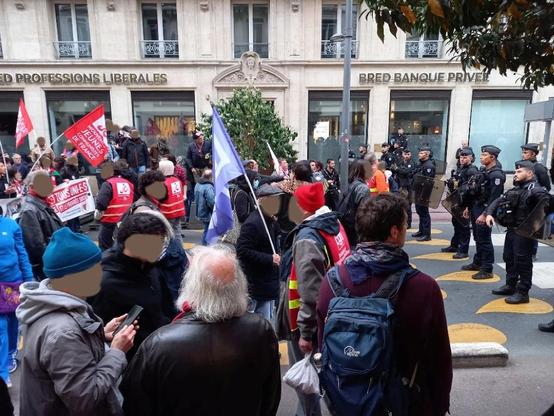 Rue Jeanne d'Arc bloquée par la gendarmerie mobile, face des personnes portant des chasubles et drapeaux