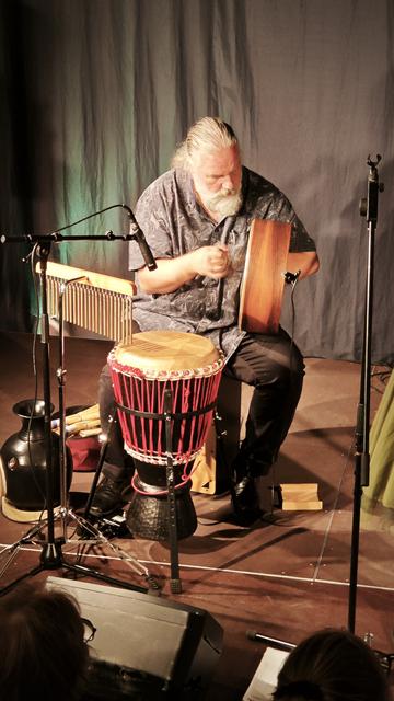 @thorralf@mastodon.social an der Bodhran, der irischen Trommel